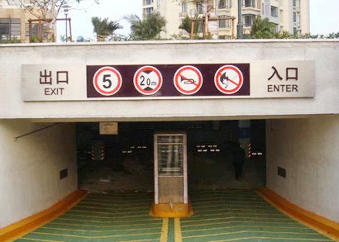Wayfinding signs for outdoor parking in public places